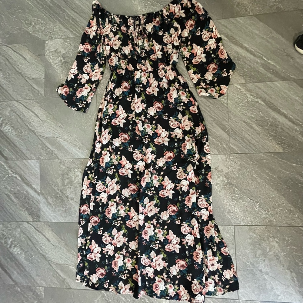 Beautiful maxi dress : can be used for photoshoot, wedding, maternity, etc.